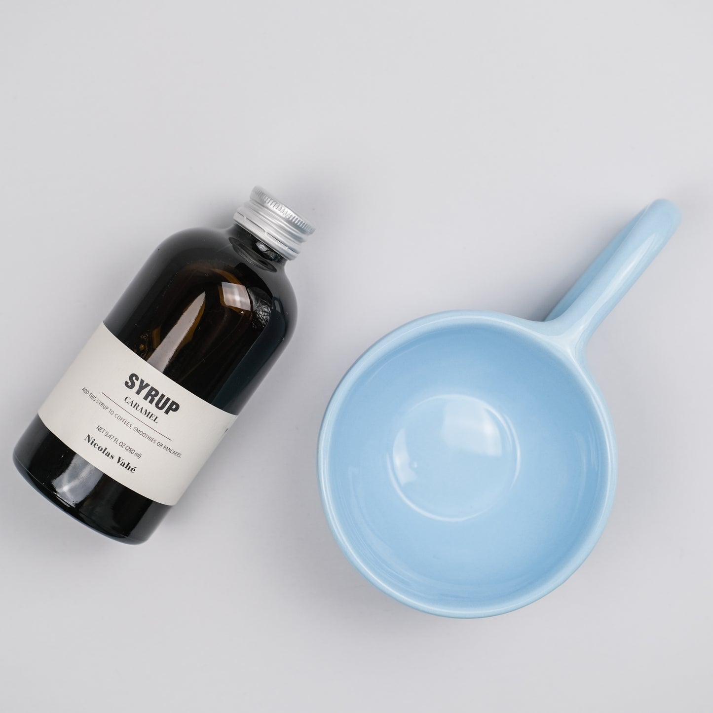 Blaue Tasse + Caramel Sirup