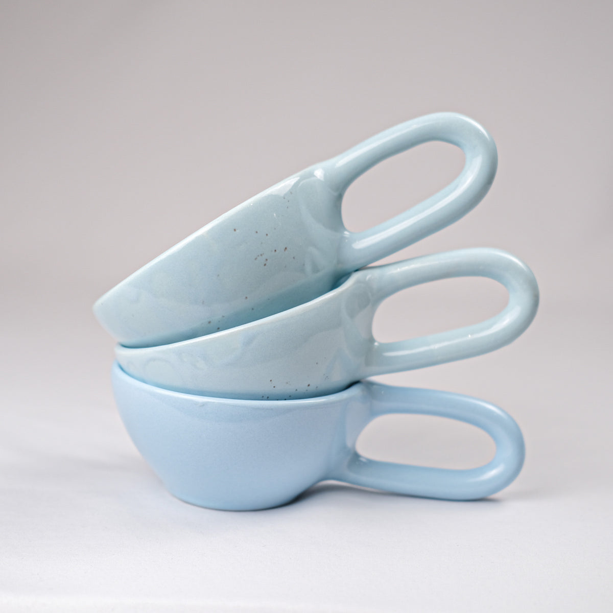 Handgemachte Designer Tasse mit extra langem Griff – Handvoll